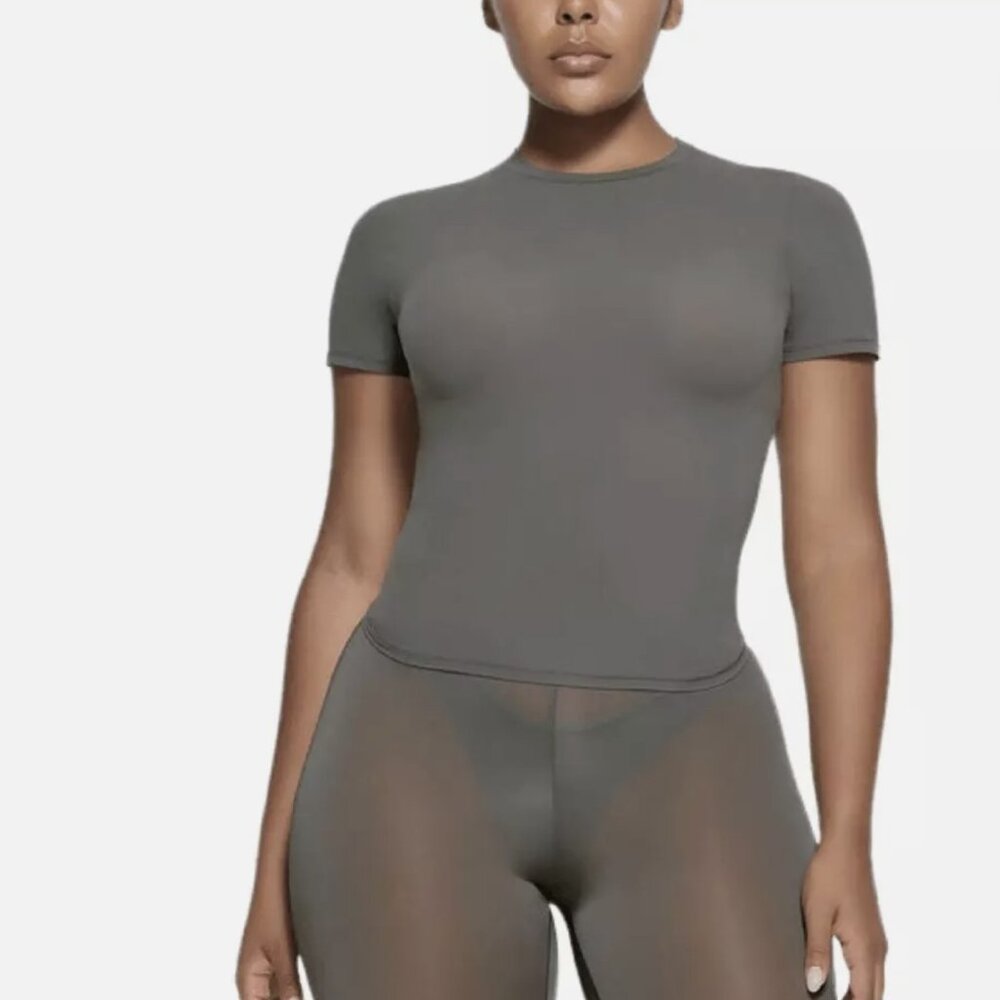 SKIMS Fits Everybody Short Sleeve T-Shirt, Gunmetal, Size Medium - NWT